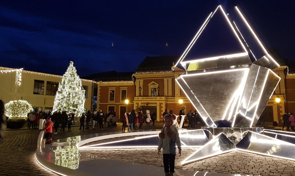 Klaipėdos Teatro aikštėje sužibo pagrindinė miesto eglė.