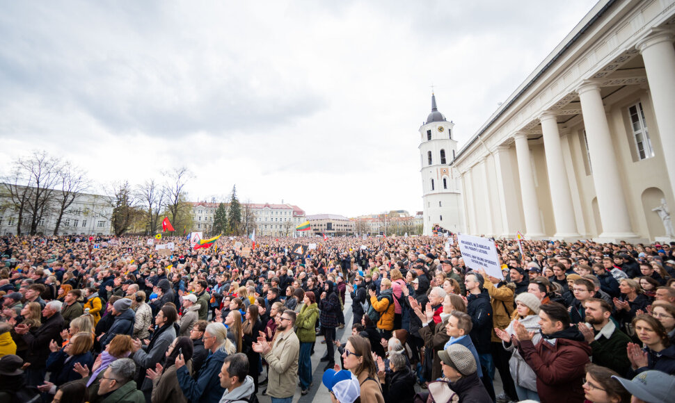 Vilniaus Katedros aik&scaron;tėje surengta protesto akcija &bdquo;&Scaron;alin rankas nuo laisvo žodžio&ldquo;