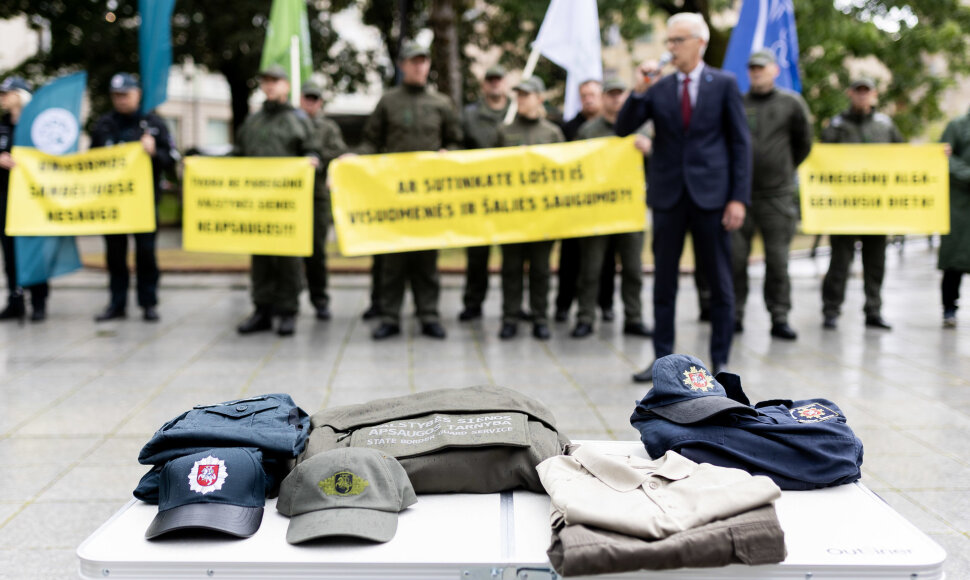 Nacionalinio pareigūnų profesinių sąjungų susivienijimo surengta akcija Vinco Kudirkos aik&scaron;tėje