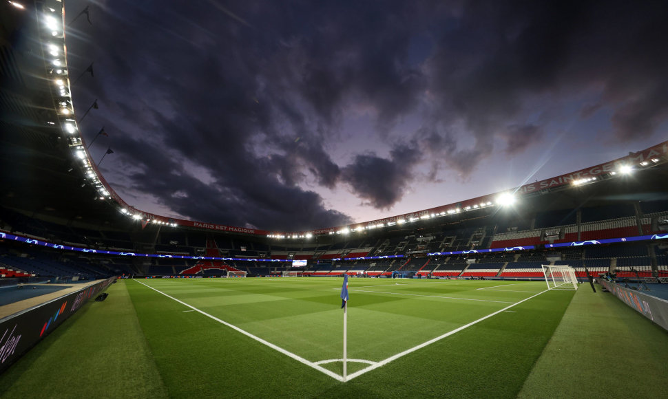 Futbolas už uždarų durų