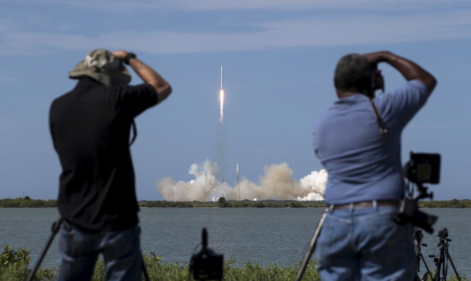 „SpaceX“ raketos pakilimas