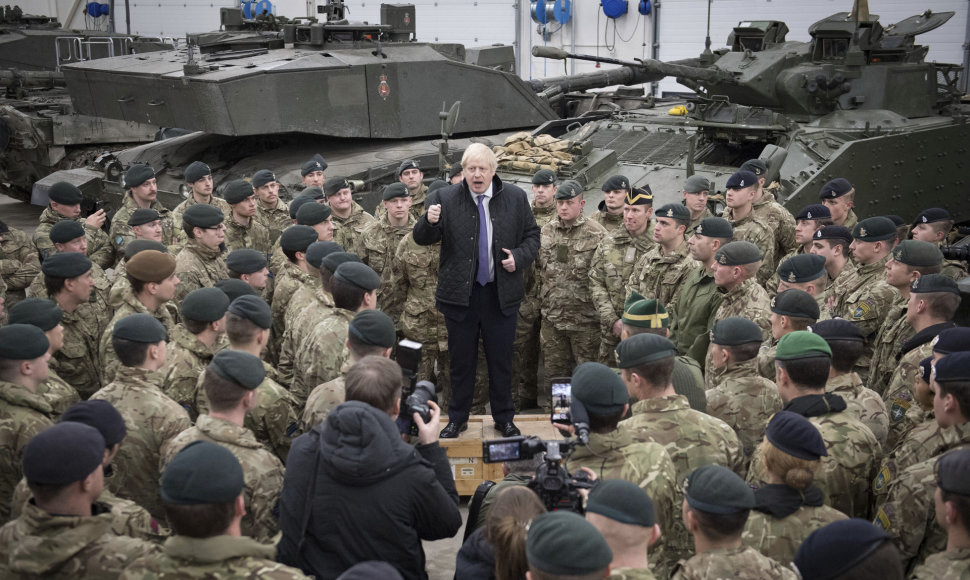 Borisas Johnsonas lanko britų karius Estijoje