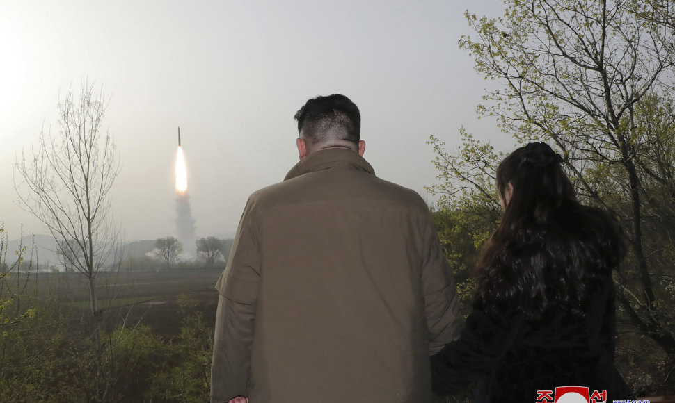 Šiaurės Korėjos lyderis Kim Jong Unas stebi raketos paleidimą