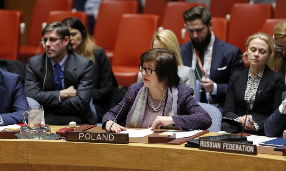 Joanna Wronecka (centre)