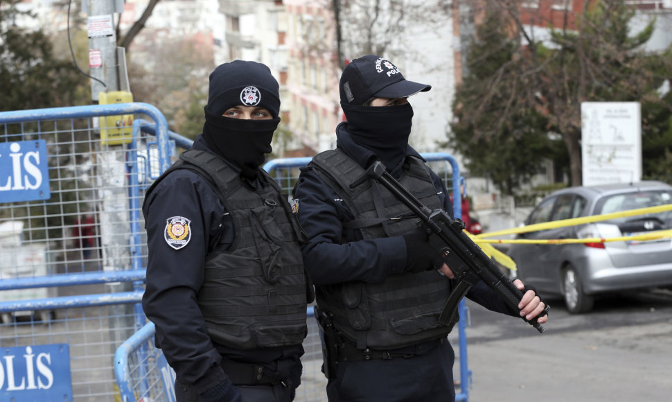Turkijos policija prie HDP būstinės