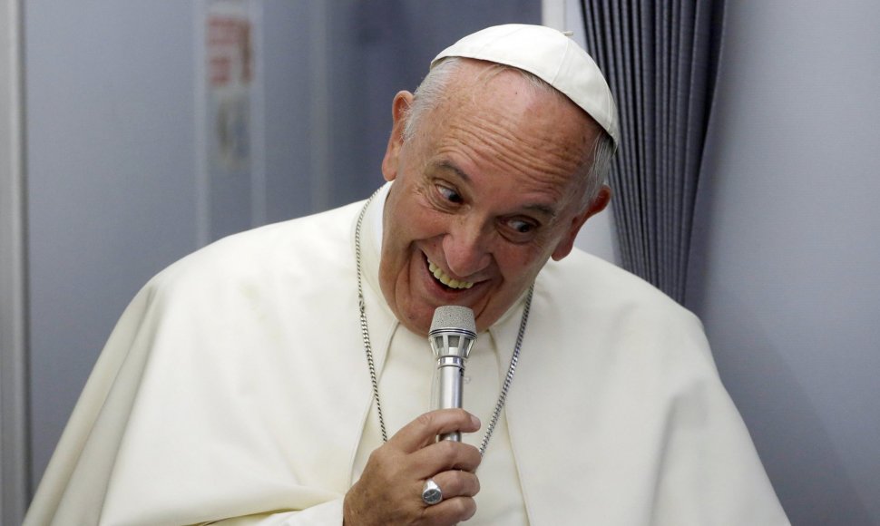 Popiežius Pranciškus kalba žurnalistams grįžtant iš apaštališkos kelionės  