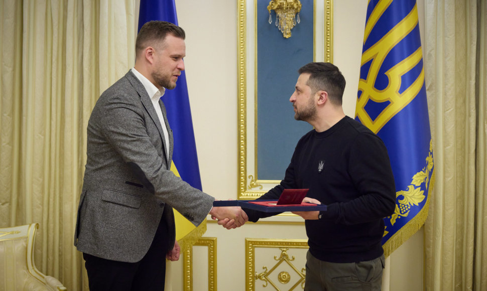 Volodymyras Zelenskis įteikia apdovanojimą Gabrieliui Landsbergiui