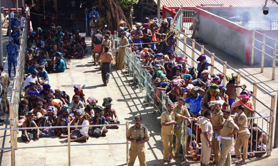 Indijos hinduistai nepatenkinti moterimis garsioje Ajapano šventykloje