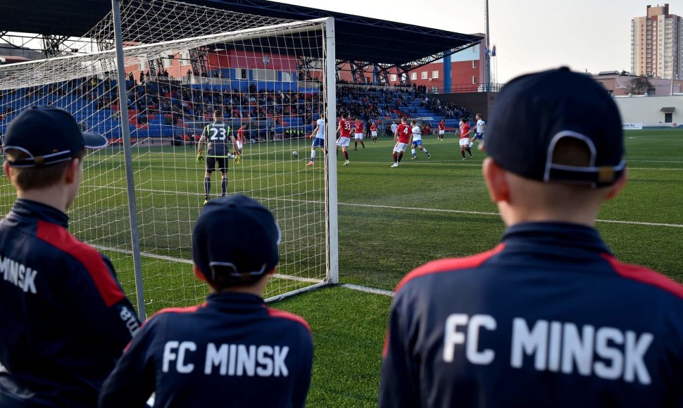 Baltarusijoje koronaviruso fone vyksta futbolo rungtynės su žiūrovais.
