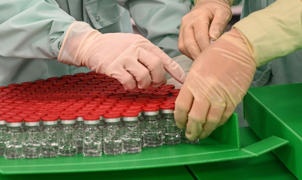 Laboratorijos technikai klinikiniam tyrimui ruošia „AstraZeneca“ vakcinos dozes
