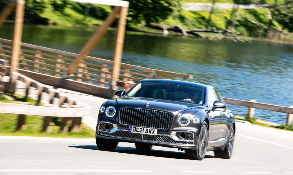 „Bentley Flying Spur W12“ ir „Bentley Bentayga Hybrid“ testas