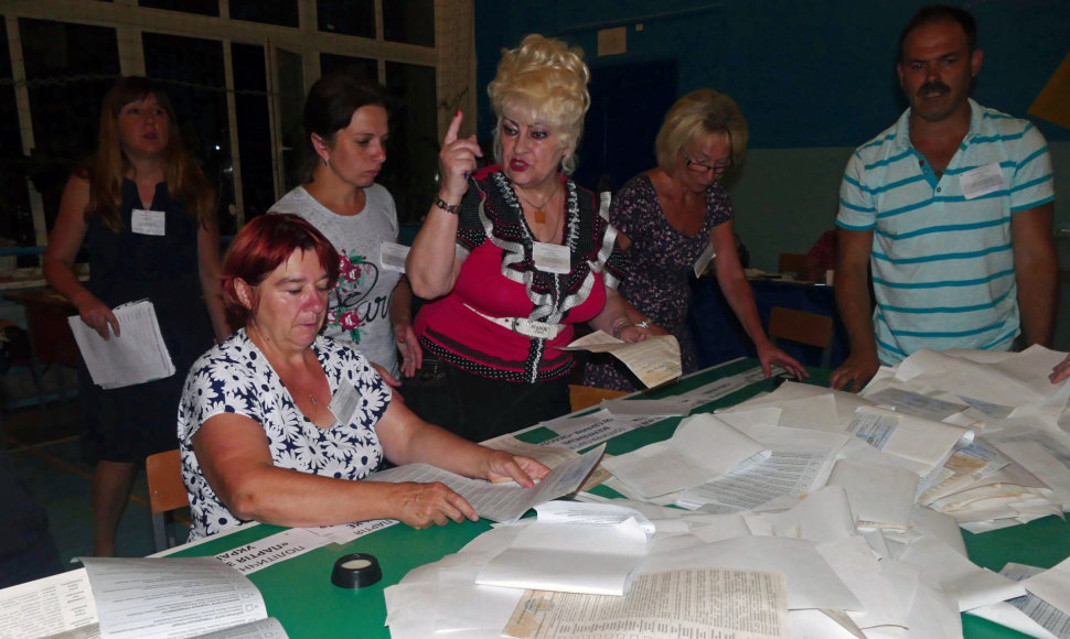 Skaičiuojami Ukrainos parlamento rinkimų biuleteniai