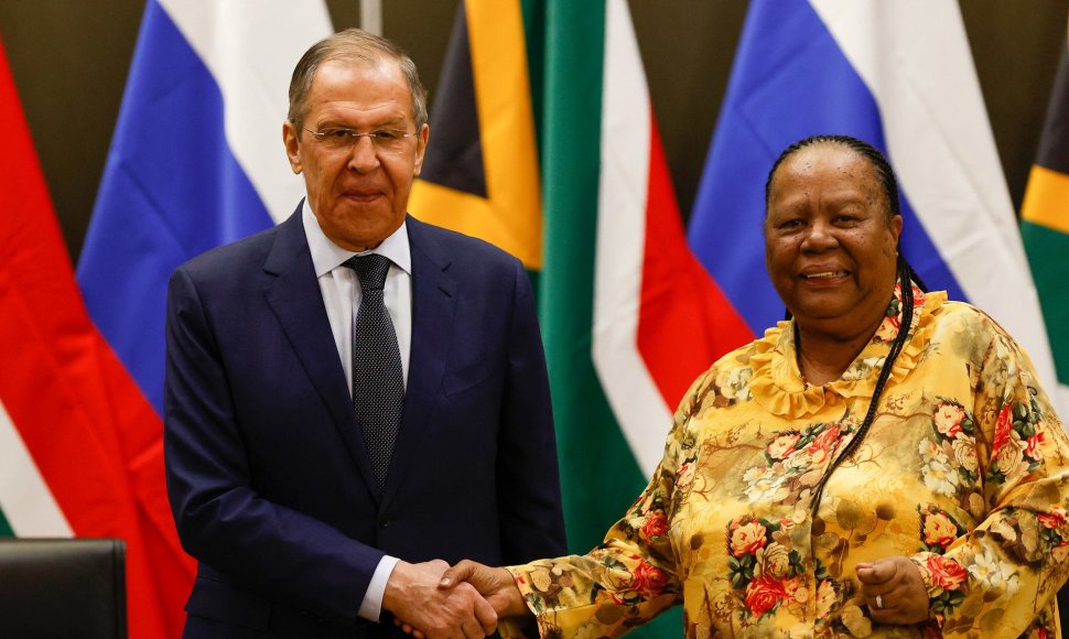 Rusijos užsienio reikalų ministras Sergejus Lavrovas ir PAR užsienio reikalų ministrė Naledi Pandor