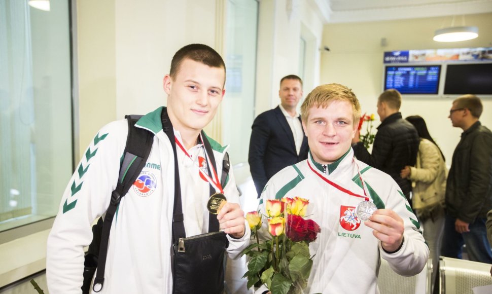 Į Lietuvą sugrįžo kelialapius į olimpines žaidynes iškovoję boksininkai Eimantas Stanionis ir Evaldas Petrauskas
