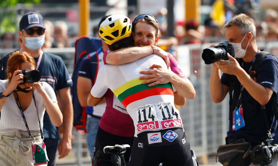 „Giro d’Italia“ sprinto įskaitos nugalėtojas Arnaud Demare dėkoja Ignatui Konovalovui