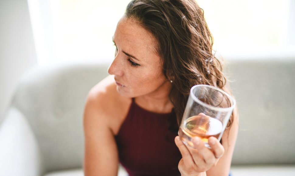Moteris vartoja alkoholį
