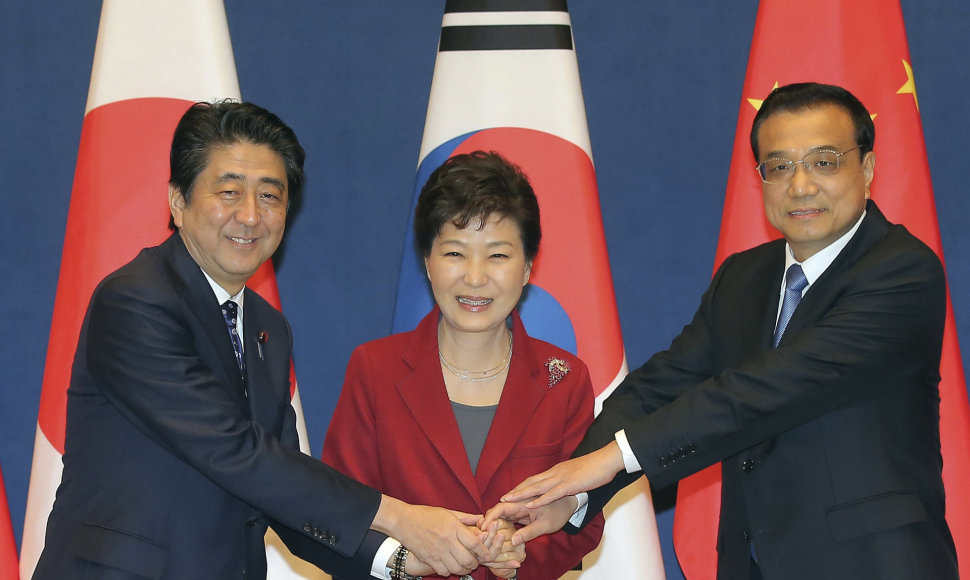 Shinzo Abe (iš kairės), Park Geun-hye ir Li Keqiangas