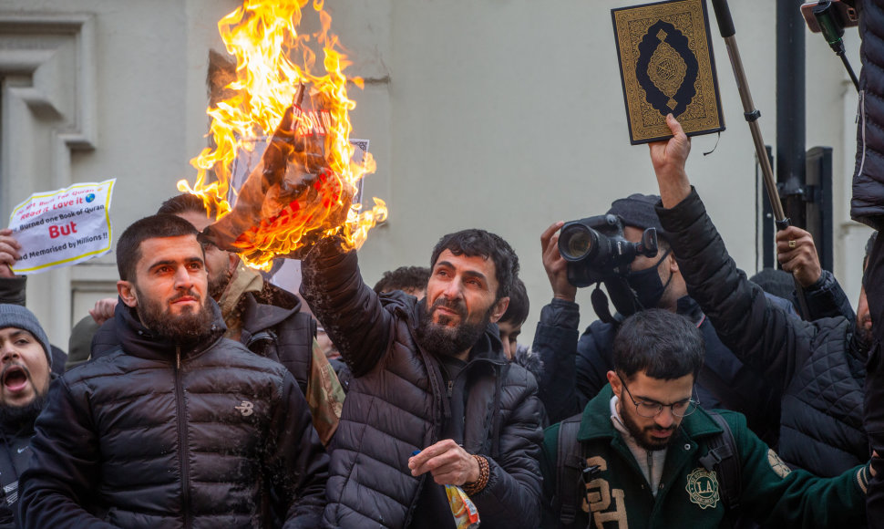 Protestas prie Švedijos ambasados Londone