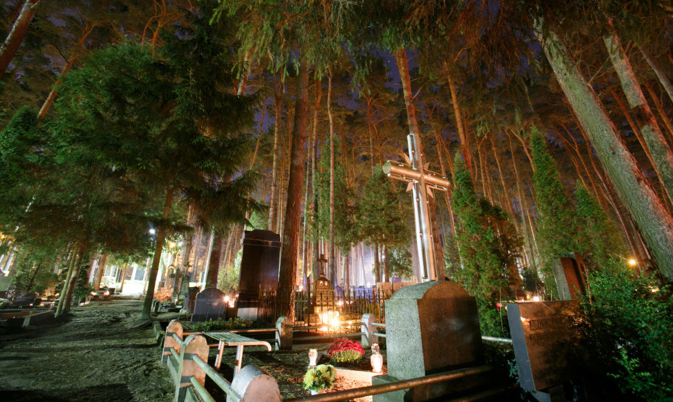 Žvakutės kapuose