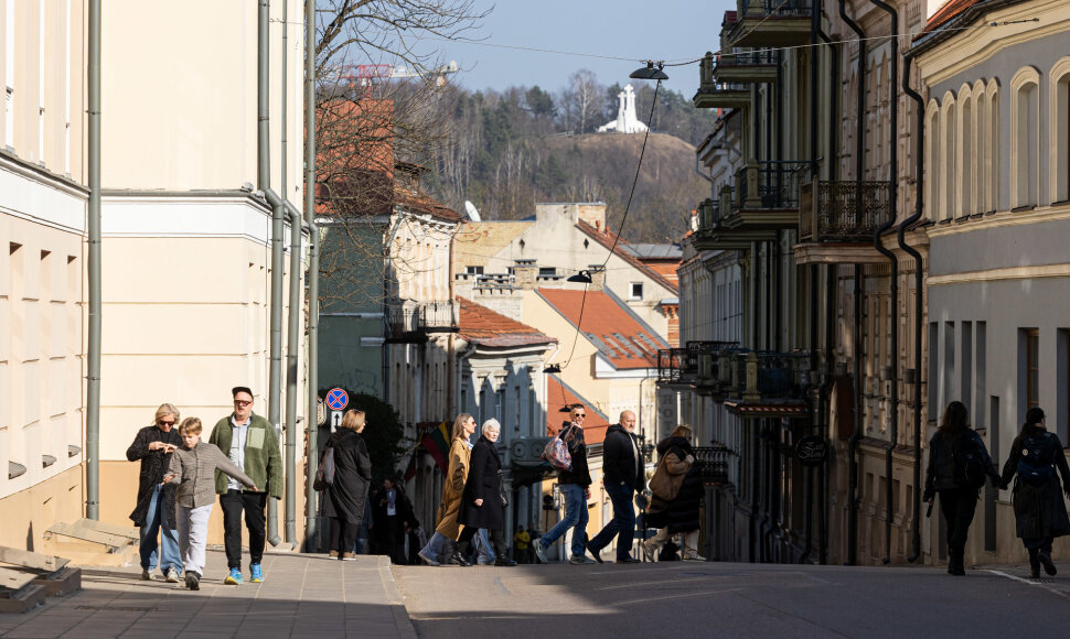 Saulės i&scaron;siilgę vilniečiai užplūdo gatves
