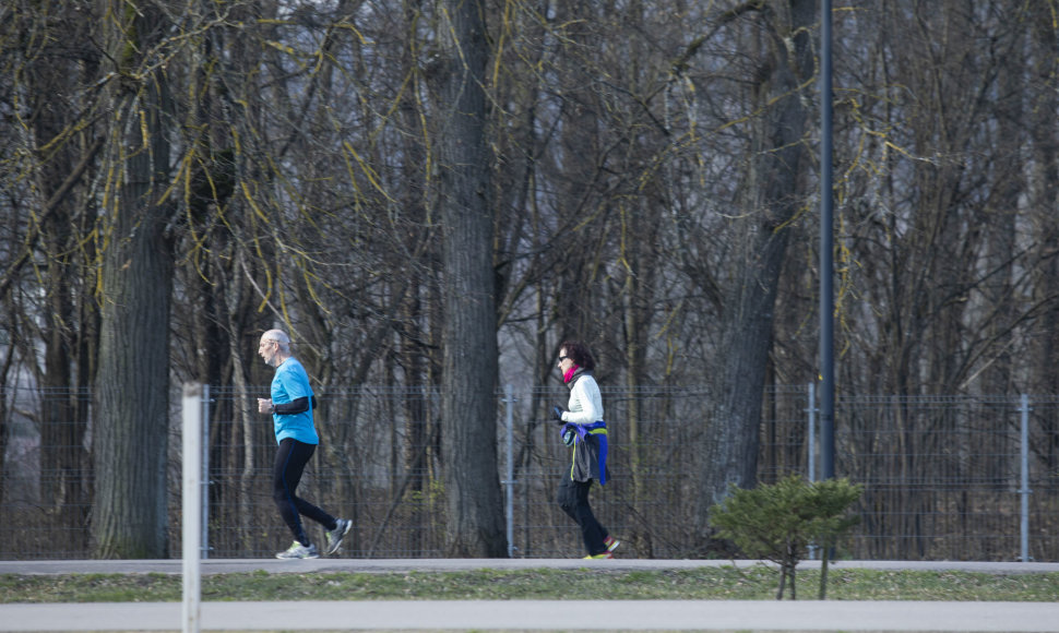 Šilčiausią metų dieną karantino metu ištuštėję Vilniaus parkai