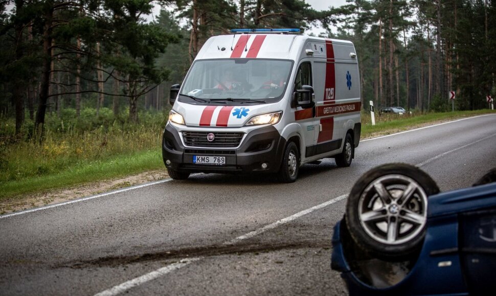 Kelyje Barčiai – Varėna nuo kelio nulėkė ir apvirto automobilis