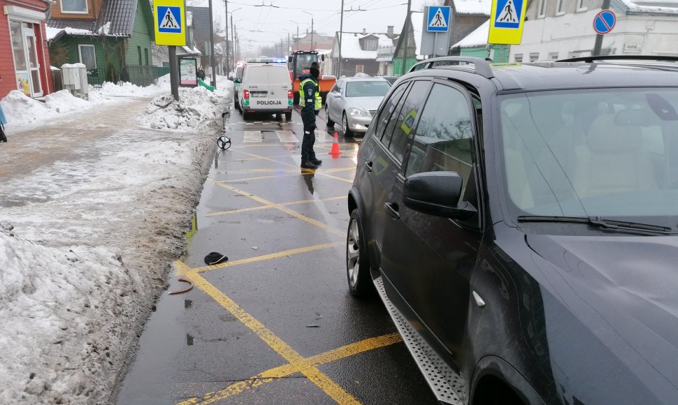 Avarija Kaune, kurios metu BMW sužalojo pėsčiąją