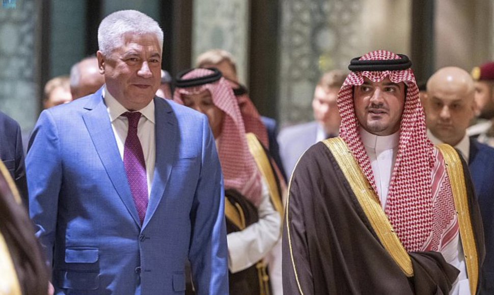 Rusijos vidaus reikalų ministras Vladimiras Kolokolcevas ir Saudo Arabijos vidaus reikalų ministras princas Abdulazizas bin Saudas