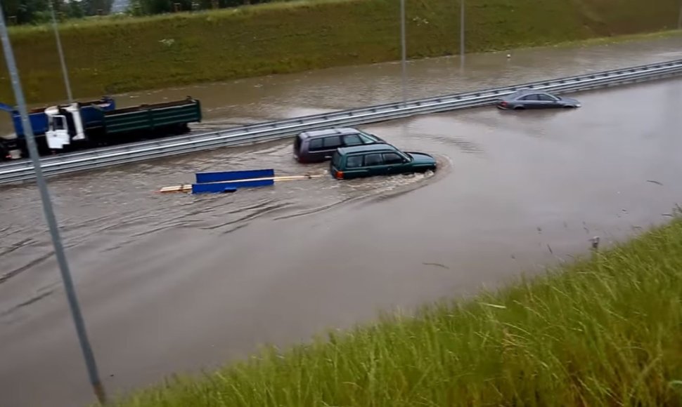 „Subaru Forester“ vairuotojas nepabūgo vandens