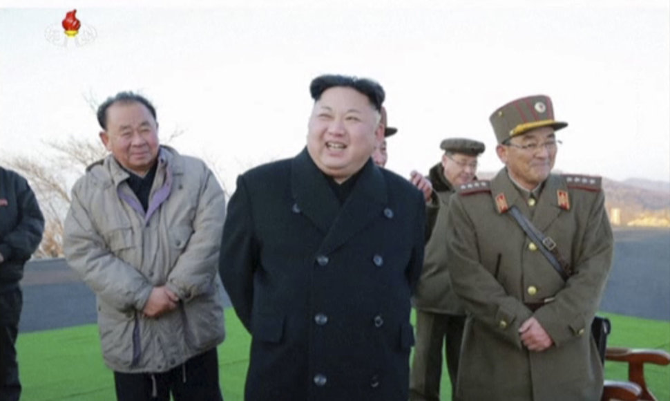 Kim Jong Unas stebi raketų paleidimą