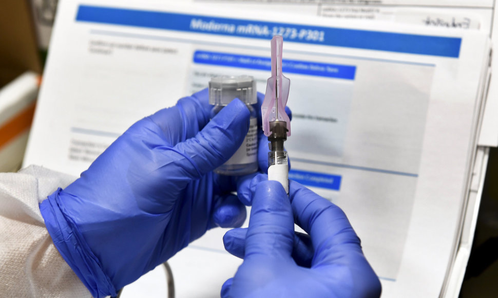 Injekcijai ruošiama „Moderna“ vakcinos dozė