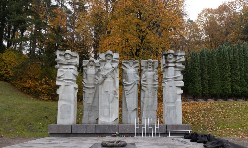 Antakalnio kapinėse uždengiami paminklai sovietų kariams