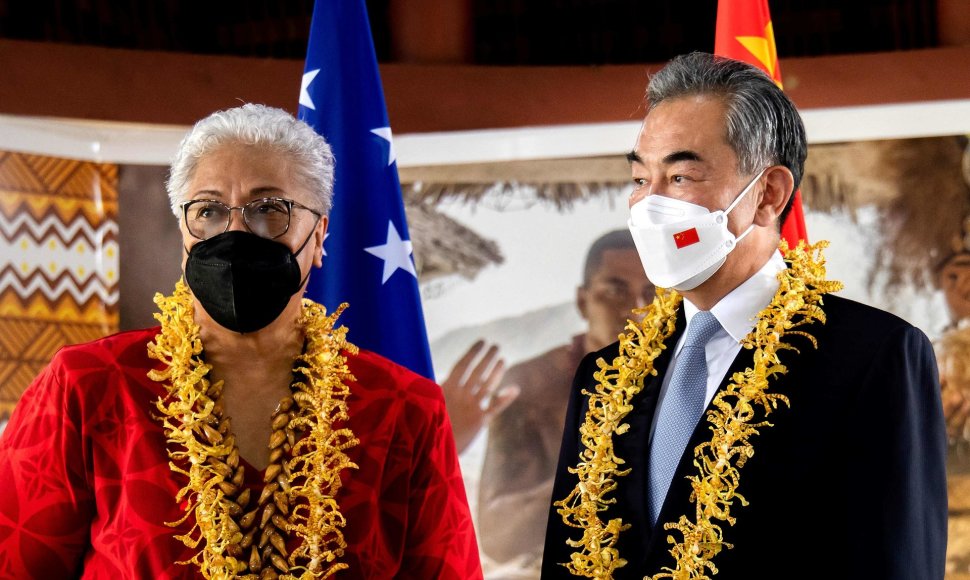 Kinijos užsienio reikalų ministras Wang Yi ir Samoa ministrė pirmininkė Fiame Naomi Mata'afa