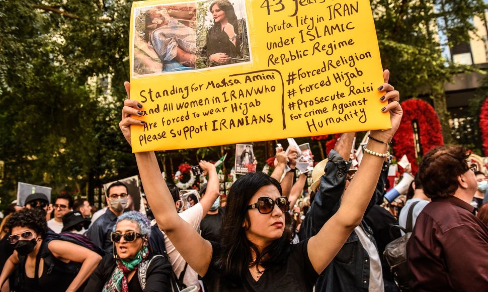 Moterys Turkijoje protestuoja prieš brutalų Irano moralės policijos elgesį