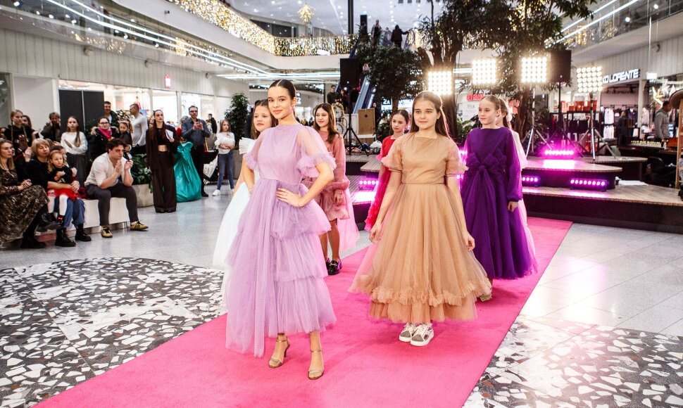 &Scaron;ventinis spindesys ant podiumo &ndash; &bdquo;Catwalk&ldquo; kalėdinis madų &scaron;ou &bdquo;Vilnius Outlet&ldquo;