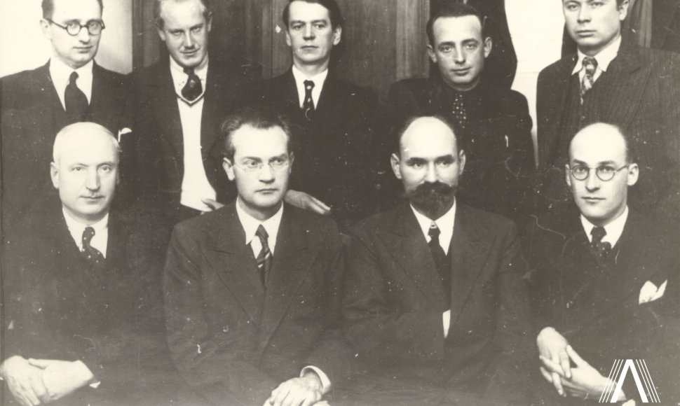 Lietuvių rašytojai susitikimo metu. K. Binkis, A. Lastas, V. Mykolaitis Putinas ir kt. Antanas Vienuolis - pirmas iš kairės. 1935 m.