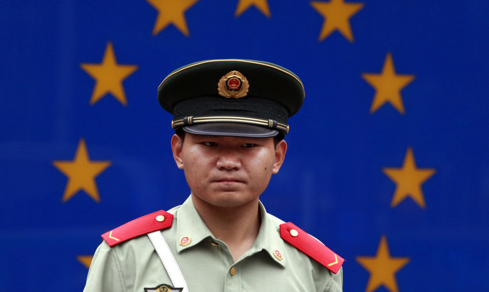 Kinijos policininkas prie ES delegacijos būstinės Pekine