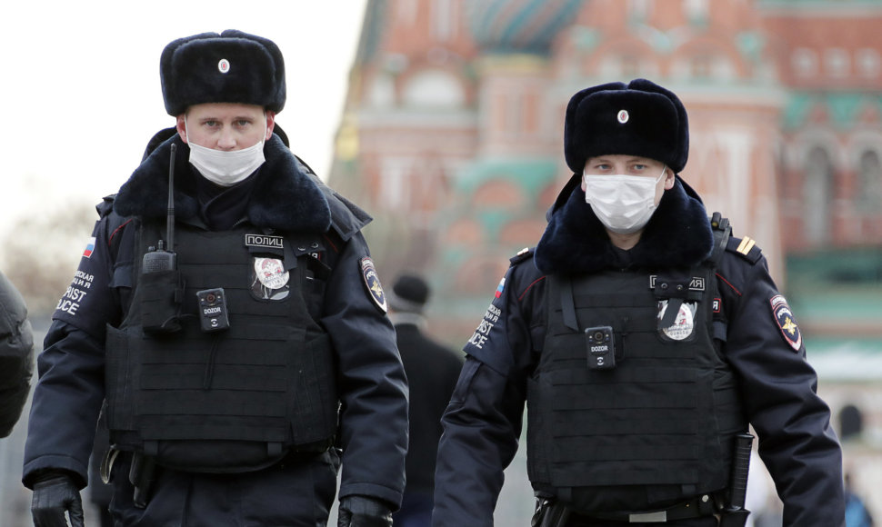 Maskvos policijos pareigūnai per pandemiją