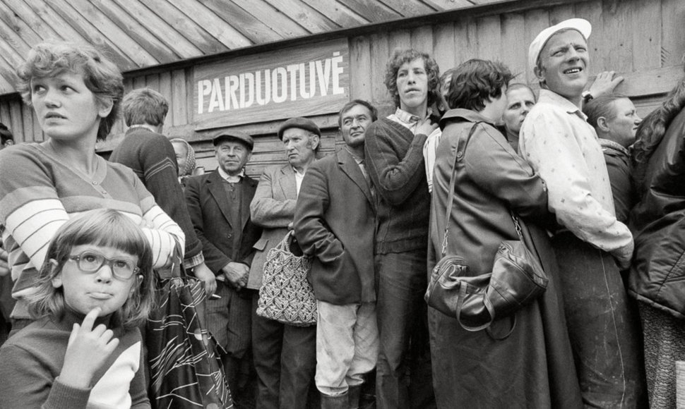 Eilė prie parduotuvės Aukštadvaryje. Trakų r., 1986 m.