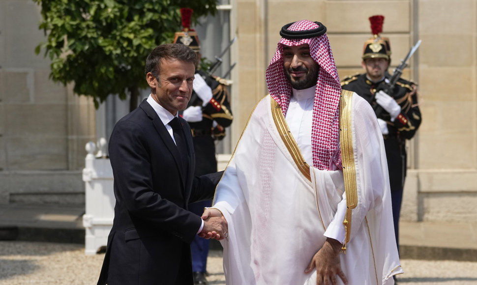 Prancūzijos prezidentas Emmanuelis Macronas ir Saudo Arabijos sosto įpėdinis princas Mohammedas bin Salmanas