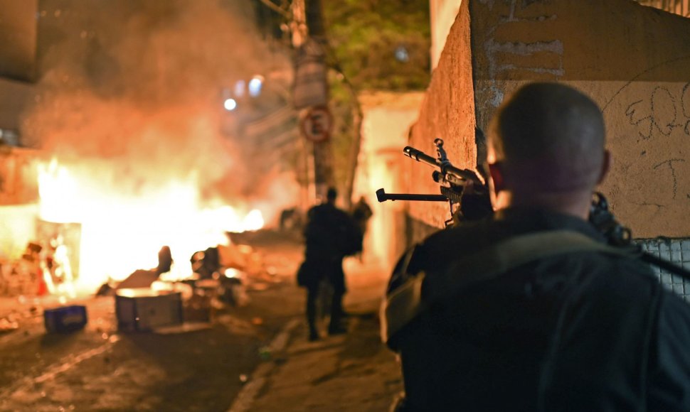 Rio de Žaneire įsiplieskė audringi protestai