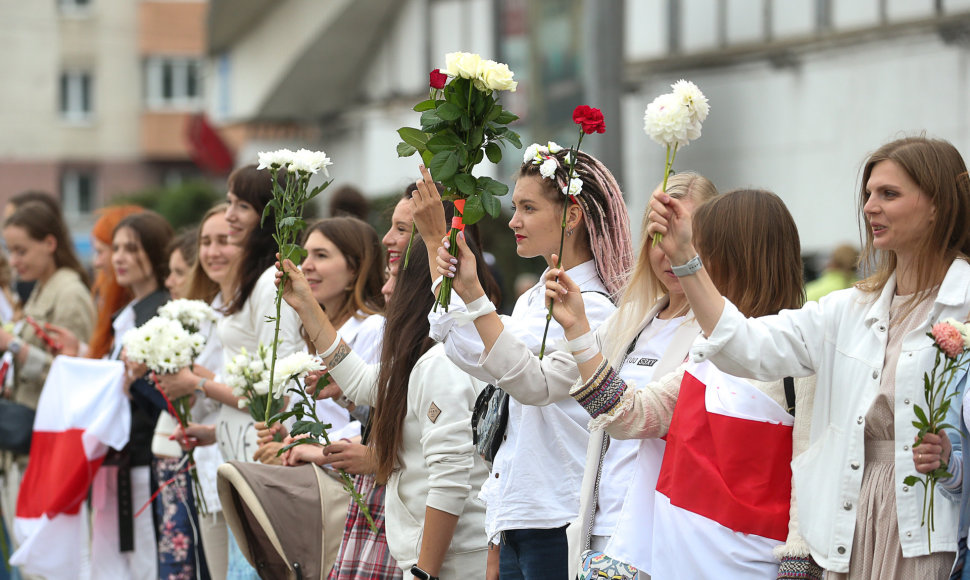 Minske tęsiasi protestai – moterys stojo į „Baltą grandinę“