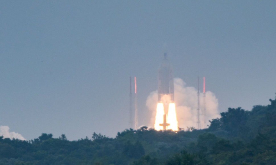 Į dangų kyla „Ariane“ raketa su „Galileo“ sistemos navigacijos palydovais