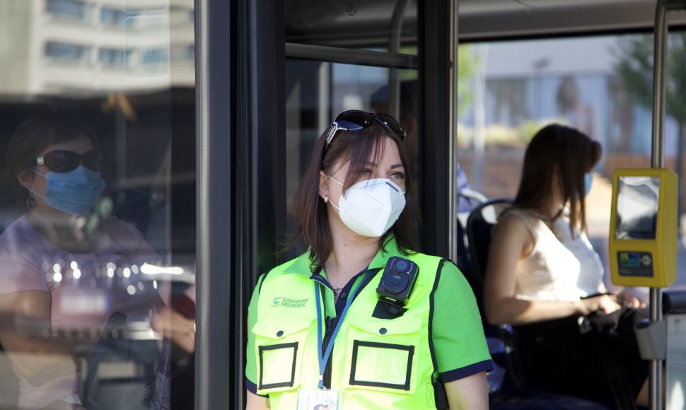 Viešojo transporto kontrolė Vilniuje primena keleiviams dėvėti kaukes