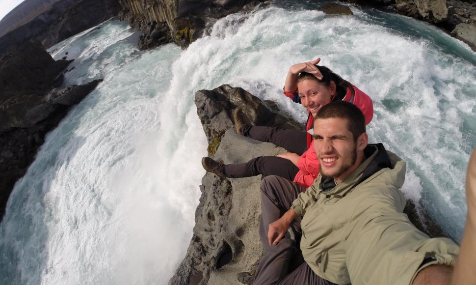 Juozapas ir Ingrida Islandijoje prie Godafoss krioklio
