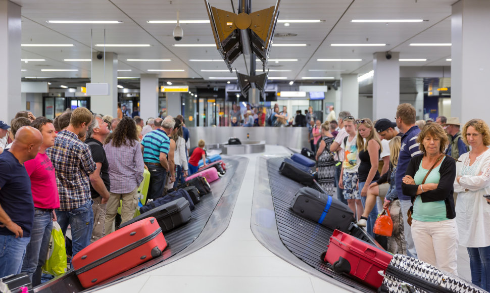 Oro uoste keleiviai laukia savo bagažo