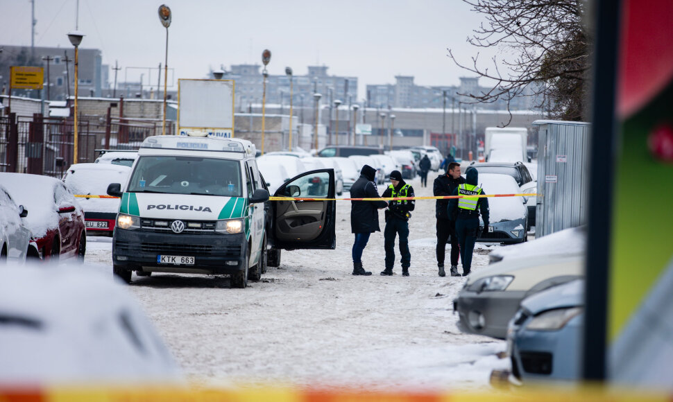&Scaron;iaurės garažuose policija laužiasi ne tik į juos, bet ir į ten esančius seifus
