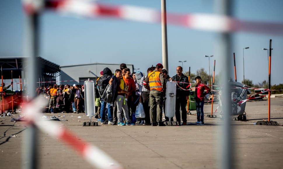 Migrantai kerta Vengrijos – Austrijos sieną
