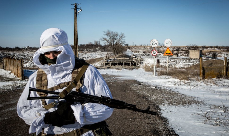Ukrainos jūrų pėstininkų patrulis eina pro susprogdintą tiltą ties Pavlopilio gyvenviete