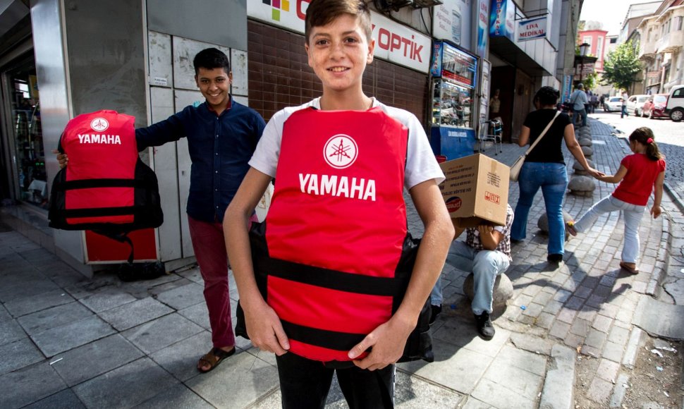 Izmire Turkijoje klesti prekyba gelbėjimosi liemenėmis ir kitomis prekėmis pabėgėliams